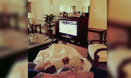 En la foto se lo puede ver en un sillón de frente a la TV y con su perro sobre la falda. Los seguidores del ex piloto le dedicaron palabras de aliento. En la foto se lo puede ver en un sillón de frente a la TV y con su perro sobre la falda. Los seguidores del ex piloto le dedicaron palabras de aliento.