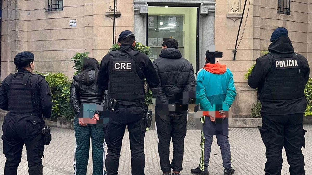 Un procedimiento realizado por personal de la Unidad Regional I en el norte de la ciudad de Santa Fe culminó con el secuestro de drogas y la aprehensión de tres personas que inicialmente se encontraban generando disturbios en la vía pública.