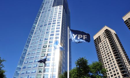 La Corte de Apelaciones del Segundo Circuito de Nueva York rechazó este martes el pedido de revisión de sentencia (rehearing in banc) presentado por los demandantes en el histórico juicio por la estatización de YPF. La Corte de Apelaciones del Segundo Circuito de Nueva York rechazó este martes el pedido de revisión de sentencia (rehearing in banc) presentado por los demandantes en el histórico juicio por la estatización de YPF.