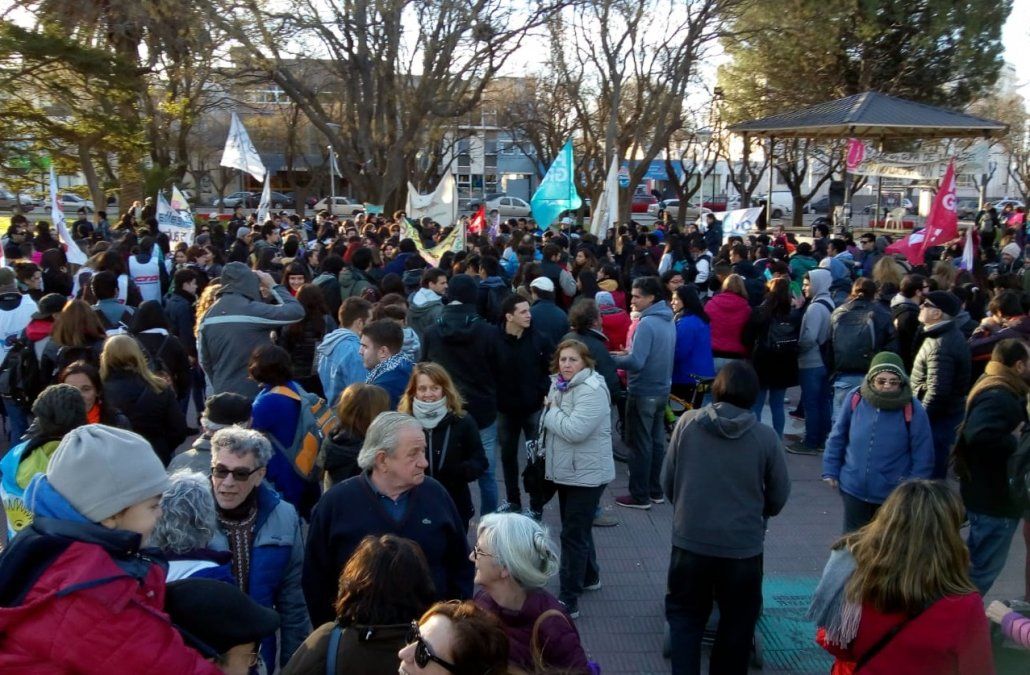 Los docentes nucleados en la Unión de Trabajadores de la Educación de Río Negro reclamaron hoy la convocatoria a negociaciones paritarias frente a la casa de gobierno provincial.