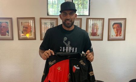 Ramón Ábila ya se sumó al Club Atlético Colón y trabajó de manera diferenciada con respecto al resto del grupo que conduce Julio César Falcioni. Ramón Ábila ya se sumó al Club Atlético Colón y trabajó de manera diferenciada con respecto al resto del grupo que conduce Julio César Falcioni.