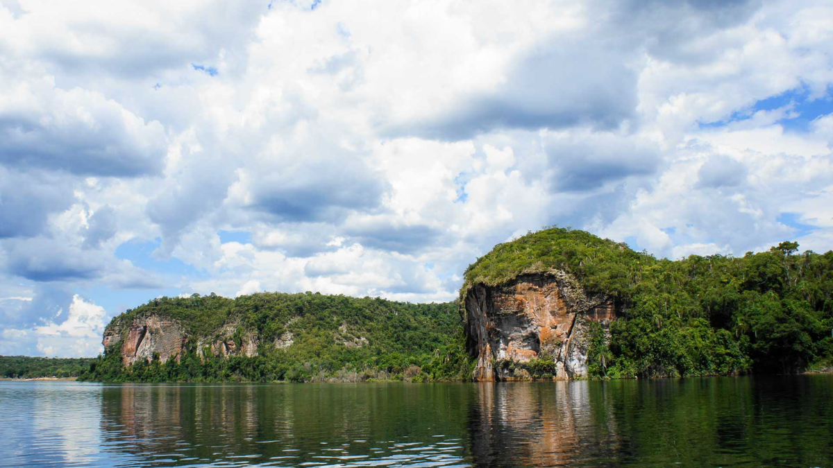 El entorno selvático que rodea la casa de Horacio Quiroga moldeó el realismo mágico rioplatense, transformando la vida cotidiana del autor en relatos clásicos de la literatura latinoamericana.