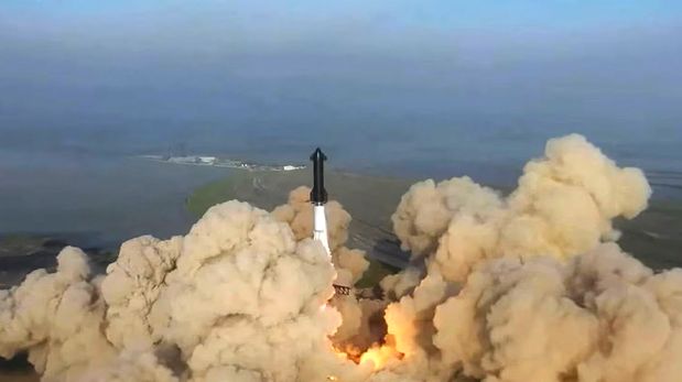 La Starship hizo un deslumbrante despegue gracias al cohete Super Heavy, pero explotó a los pocos minutos de lanzarse.