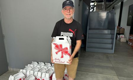 El productor Colo Music donó 20 cajas navideñas para la campaña solidaria de AIRE y el Movimiento Los Sin Techo. El productor Colo Music donó 20 cajas navideñas para la campaña solidaria de AIRE y el Movimiento Los Sin Techo.