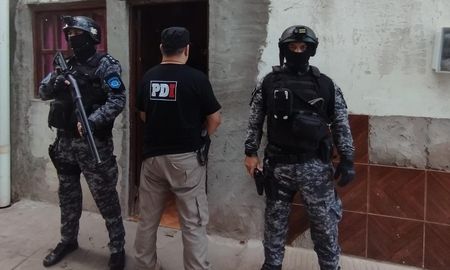 PDI y grupos de asalto en la casa allanada parea lograr la captura. PDI y grupos de asalto en la casa allanada parea lograr la captura.