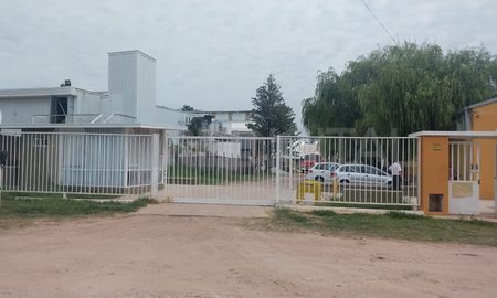 El LIF está ubicado en el norte de la ciudad. El LIF está ubicado en el norte de la ciudad.