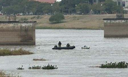 El Ejército inició las tareas en la zona de los pilotes del ex puente ferroviario en la Laguna Setúbal con asistencia municipal. El Ejército inició las tareas en la zona de los pilotes del ex puente ferroviario en la Laguna Setúbal con asistencia municipal.