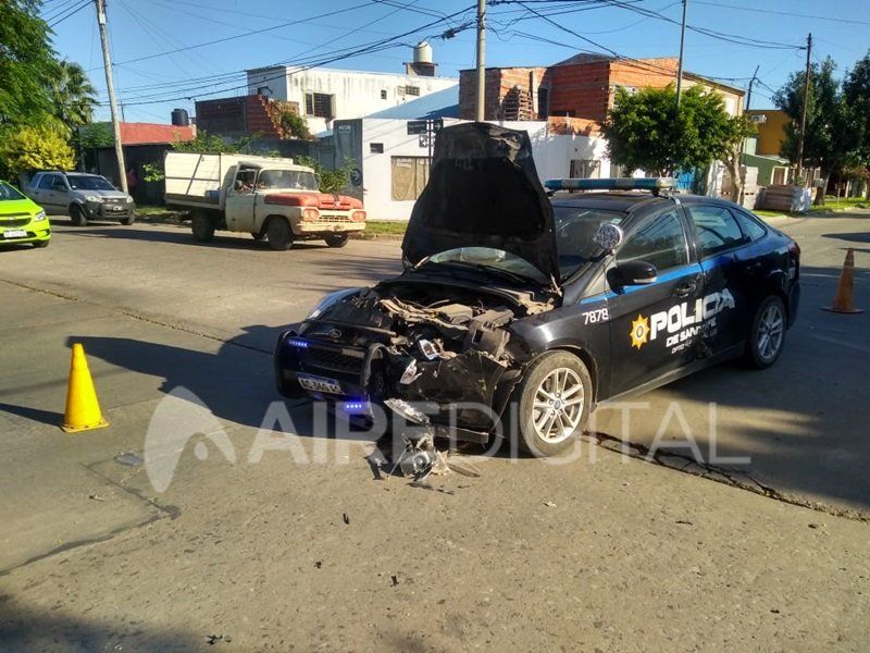 Accidente entre un patrullero y un remis dejó dos personas heridas