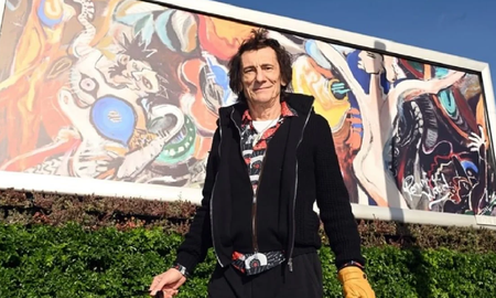 Ronnie Wood presentó una pintura abstracta gigante de los Rolling Stones. Ronnie Wood presentó una pintura abstracta gigante de los Rolling Stones.