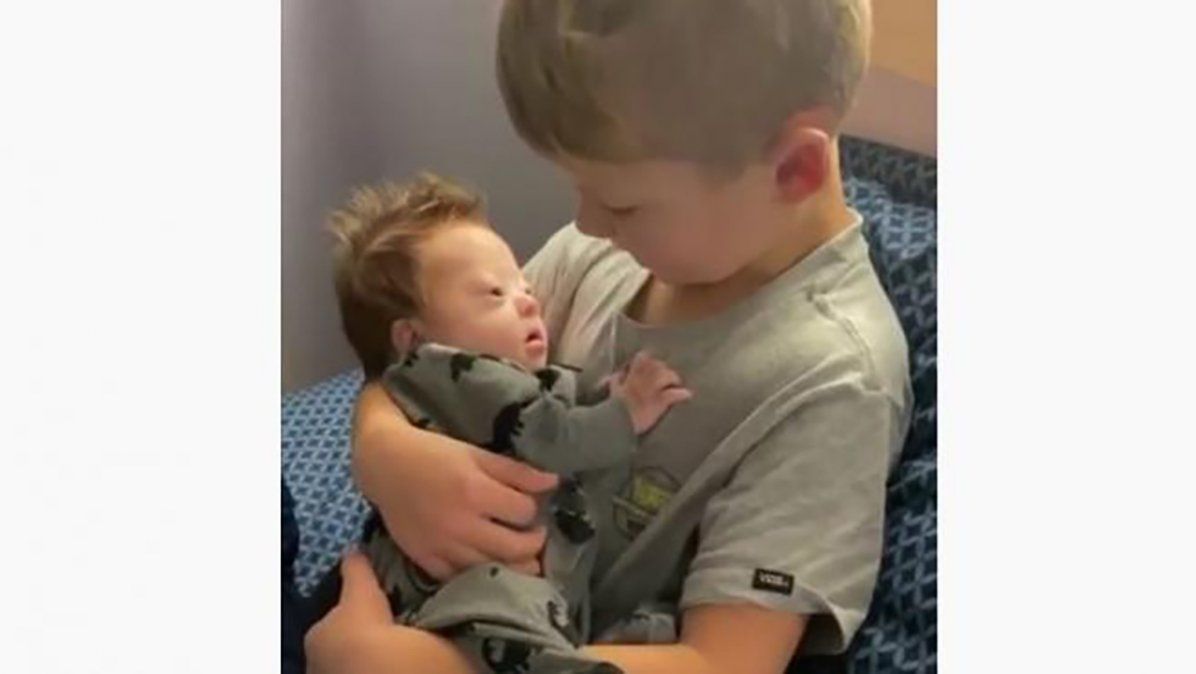El amor de hermanos que todo lo puede: un niño que le canta a su hermano recién nacido con síndrome de Down