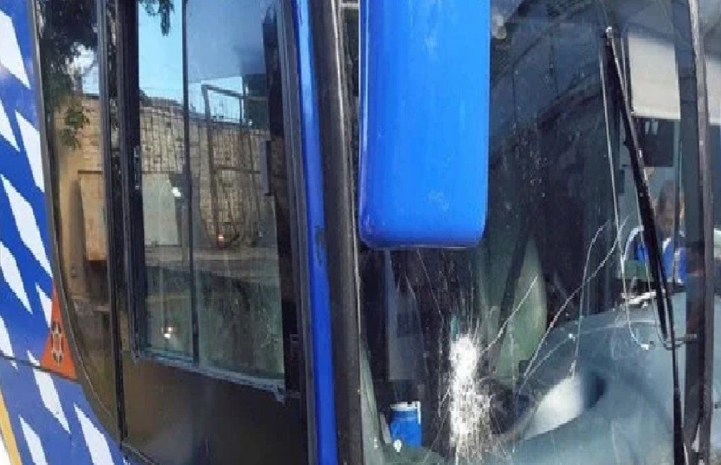 Así quedó el colectivo de Unión después del enfrentamiento entre los hinchas y la policía