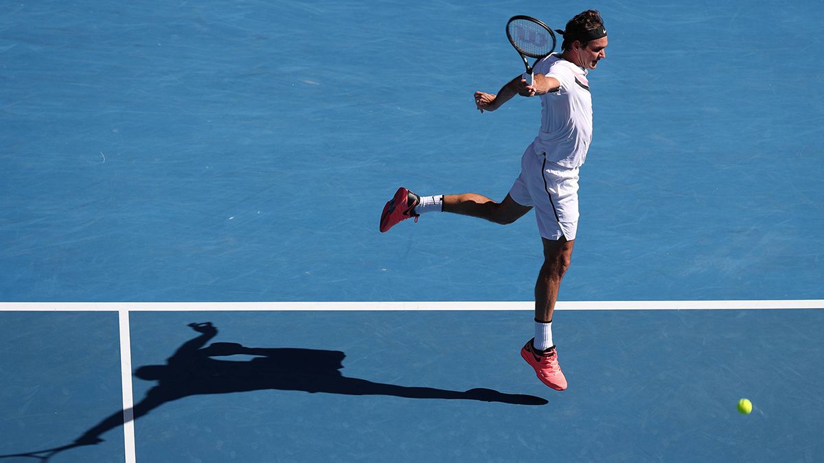 Las líneas de Federer son perfectas, y se proyectan en sus sombras en las pistas.