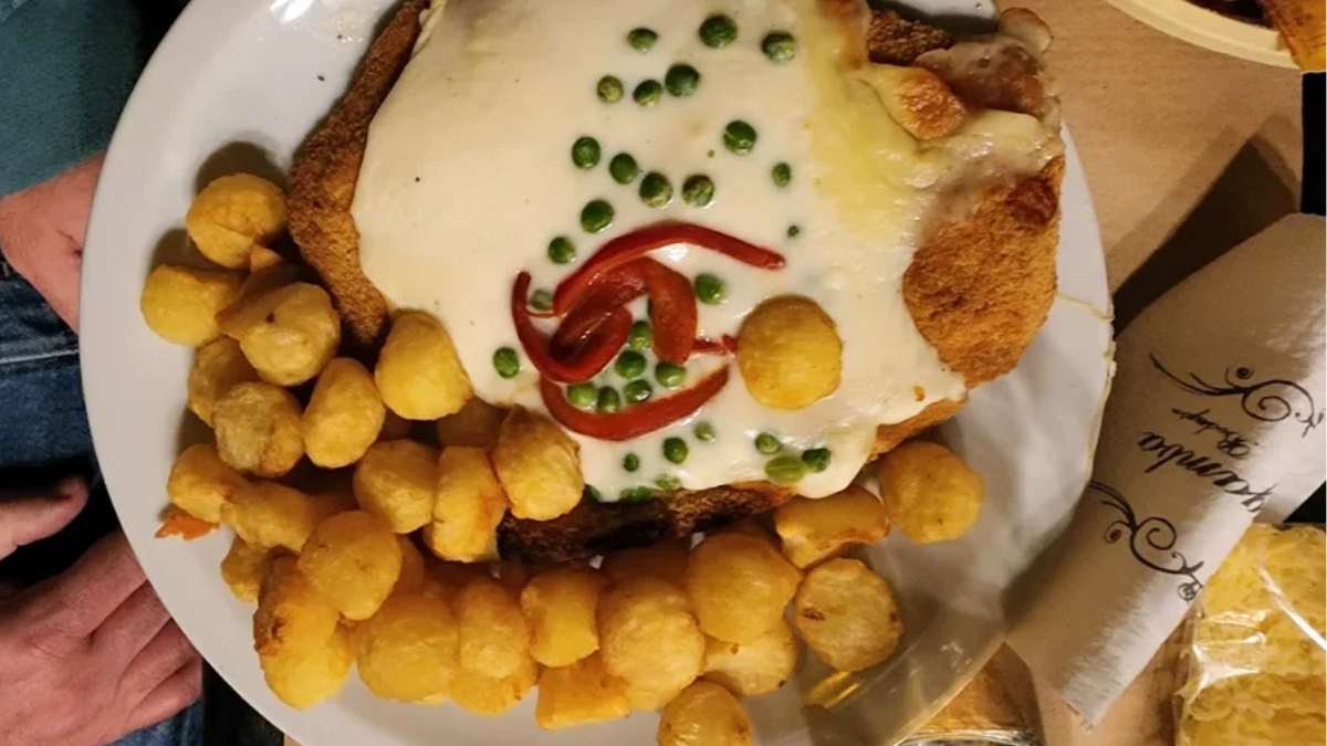 (Con guarnición a elección: papas fritas, puré o ensalada) (Con guarnición a elección: papas fritas, puré o ensalada)