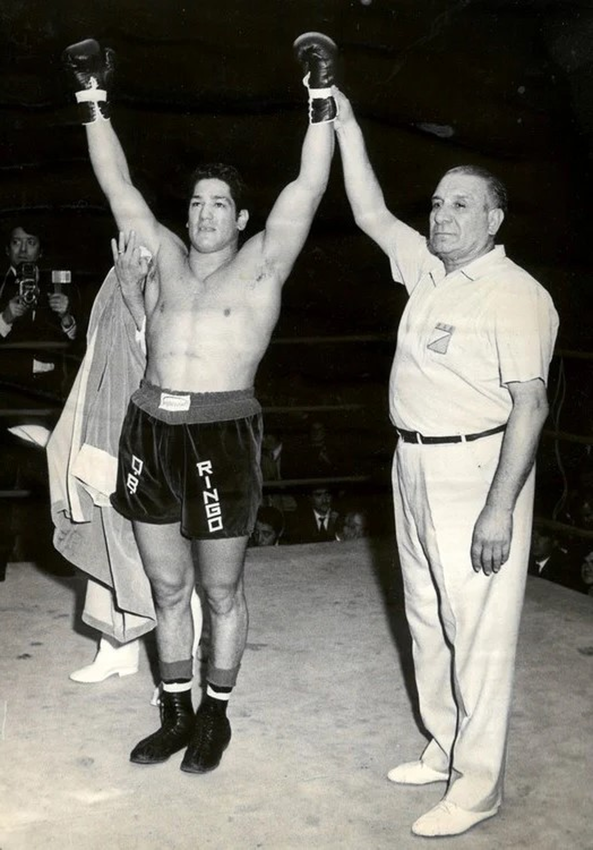 La noche que se adueñó del cetro nacional de la máxima categoría, los jueces vieron ganar a Ringo (que tres semanas exactas después cumpliría 23 años) por 237-232 (Fortunato Giusti), 238-229 (Juan Varde), y 238-230 (José Stern). El árbitro de la pelea fue don Víctor Avendaño, quien lo proclamó ganador. La noche que se adueñó del cetro nacional de la máxima categoría, los jueces vieron ganar a Ringo (que tres semanas exactas después cumpliría 23 años) por 237-232 (Fortunato Giusti), 238-229 (Juan Varde), y 238-230 (José Stern). El árbitro de la pelea fue don Víctor Avendaño, quien lo proclamó ganador.