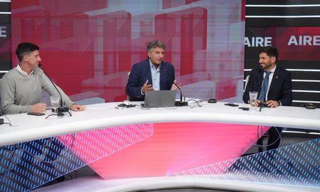 El gobernador de Santa Fe, Maximiliano Pullaro, junto al senador Paco Garibaldi durante la entrevista con Luis Mino. El gobernador de Santa Fe, Maximiliano Pullaro, junto al senador Paco Garibaldi durante la entrevista con Luis Mino.