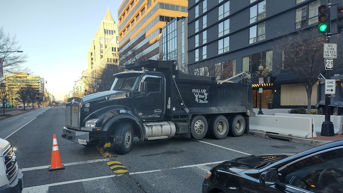 Camiones militares y de carga rodean el Capitolio y la Casa Blanca en Washington
