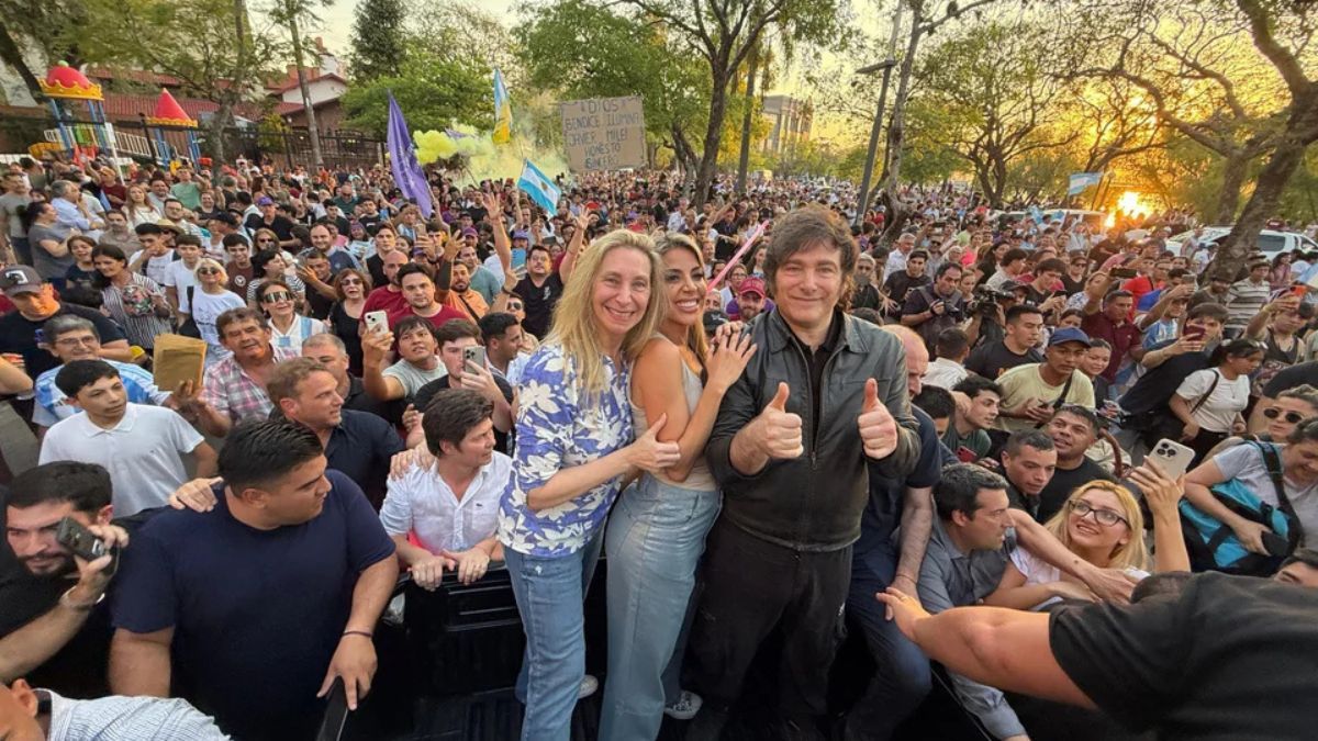 El presidente recorrió Corrientes junto a Karina Milei y Virginia Gallardo. Con megáfono en mano