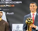 Cristiano Ronaldo superó a Lionel Messi y Ronaldinho y fue elegido como el Mejor Jugador del Siglo XXI en los Globe Soccer Awards. Cristiano Ronaldo superó a Lionel Messi y Ronaldinho y fue elegido como el Mejor Jugador del Siglo XXI en los Globe Soccer Awards.