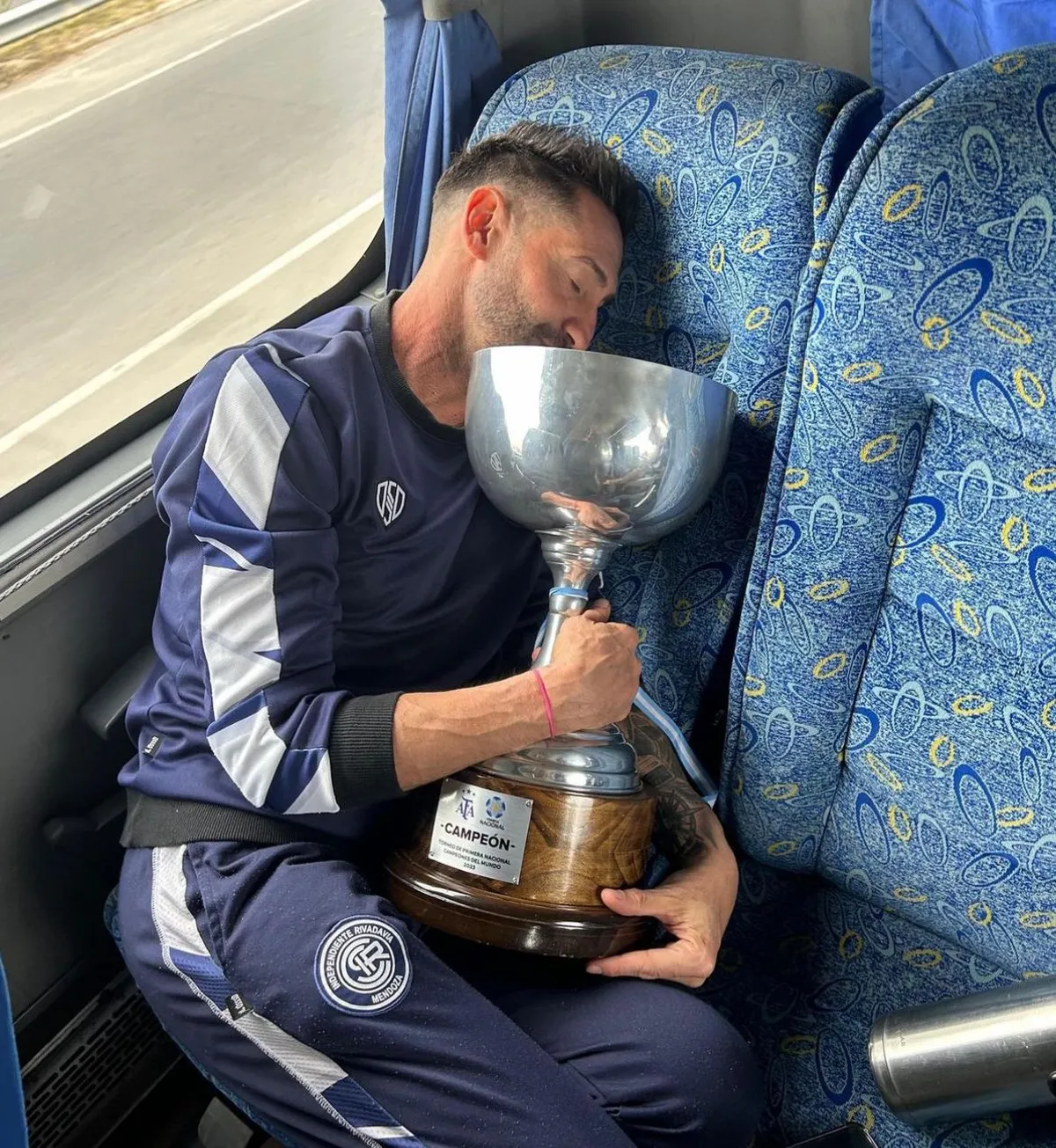 Gagliardo salió campeón de la Primera Nacional y consiguió su tercer ascenso a la Primera División. Gagliardo salió campeón de la Primera Nacional y consiguió su tercer ascenso a la Primera División.