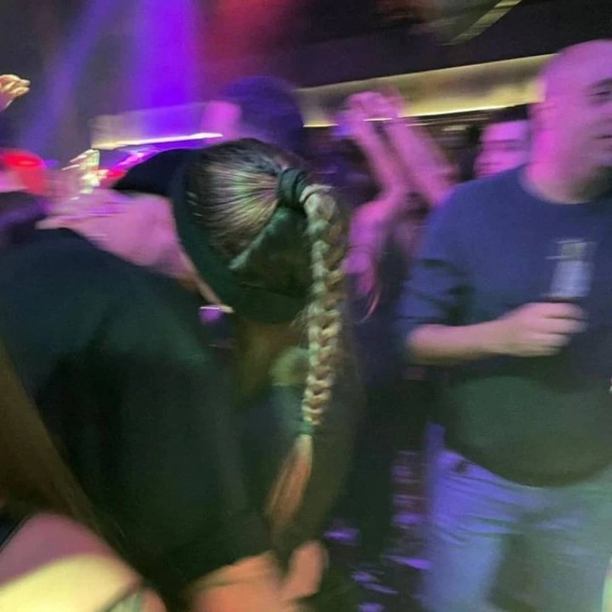 Tini Stoessel y Rodrigo De Paul, a los besos en un boliche.