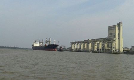 El gobernador Maximiliano Pullaro y el ministro de Desarrollo Productivo, Gustavo Puccini, encabezaron un nuevo encuentro de la Mesa Productiva Provincial para avanzar en los lineamientos de la futura licitación de la terminal de contenedores del Puerto de Santa Fe. El gobernador Maximiliano Pullaro y el ministro de Desarrollo Productivo, Gustavo Puccini, encabezaron un nuevo encuentro de la Mesa Productiva Provincial para avanzar en los lineamientos de la futura licitación de la terminal de contenedores del Puerto de Santa Fe.