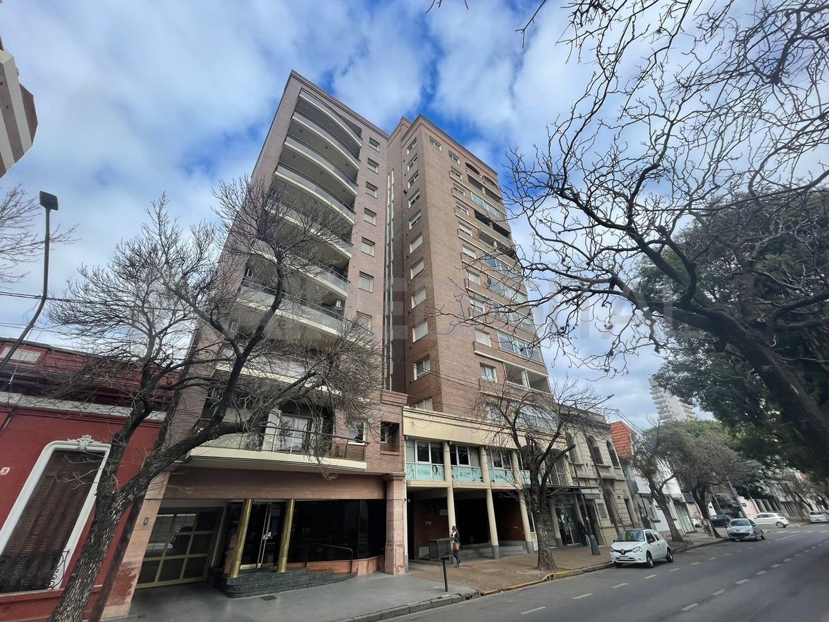 Bulevar Gálvez 2000, entre Alvear y Las Heras. Foto: Lucas Payetta Bulevar Gálvez 2000, entre Alvear y Las Heras. Foto: Lucas Payetta