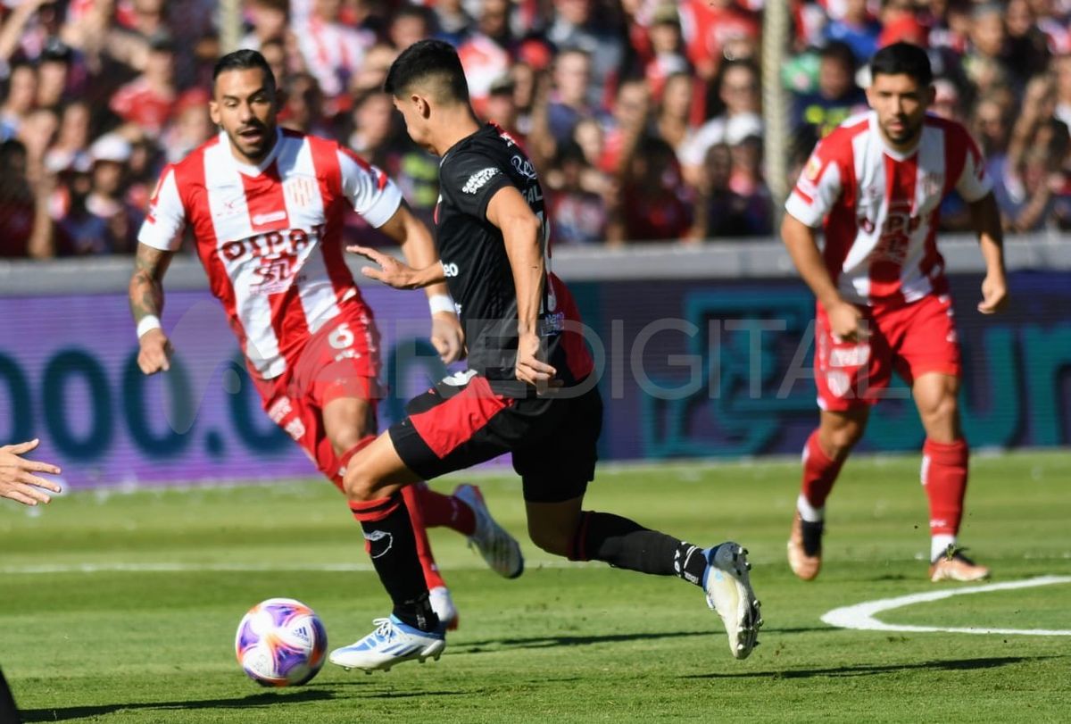 El clásico santafesino terminó 1-1 en el estadio 15 de Abril.