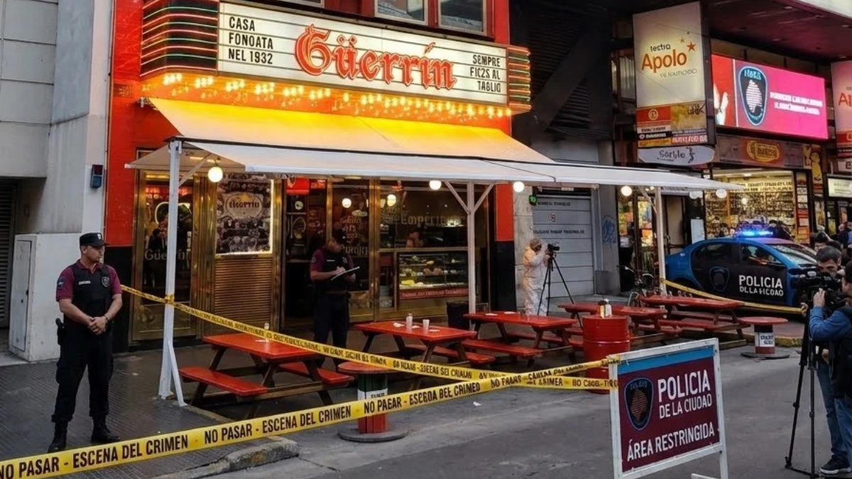 La Policía evacuó el lugar para realizar las pericias en la pizzería de Buenos Aires. La Policía evacuó el lugar para realizar las pericias en la pizzería de Buenos Aires.