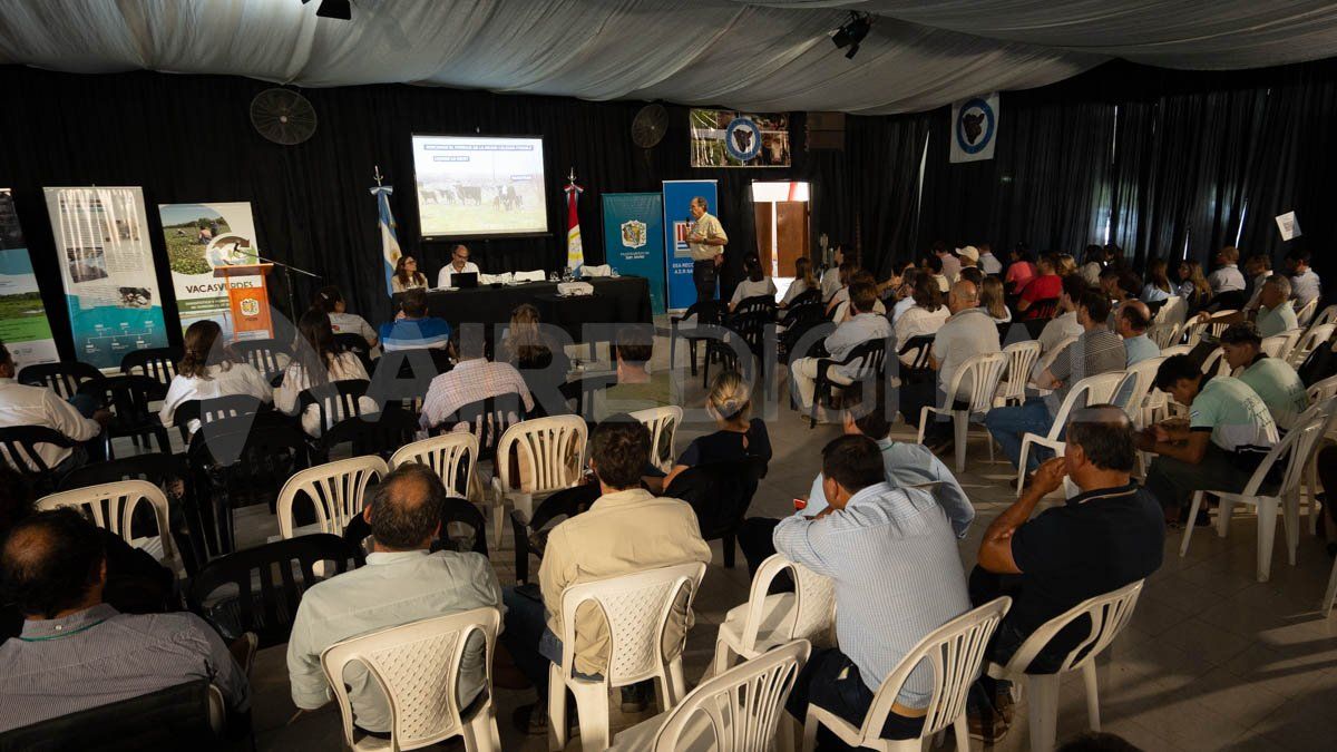 Los científicos de Vacas Verdes organizaron el 1° Simposio de Ganadería en Humedales, que durante dos días congregó a casi 300 productores, asesores y funcionarios en San Javier.
