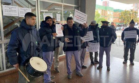 Los trabajadores se manifestaron en uno de los ingresos de la terminal santafesina. Los trabajadores se manifestaron en uno de los ingresos de la terminal santafesina.