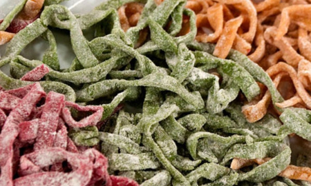 Cómo hacer fideos caseros de colores: una receta divertida y deliciosa Cómo hacer fideos caseros de colores: una receta divertida y deliciosa