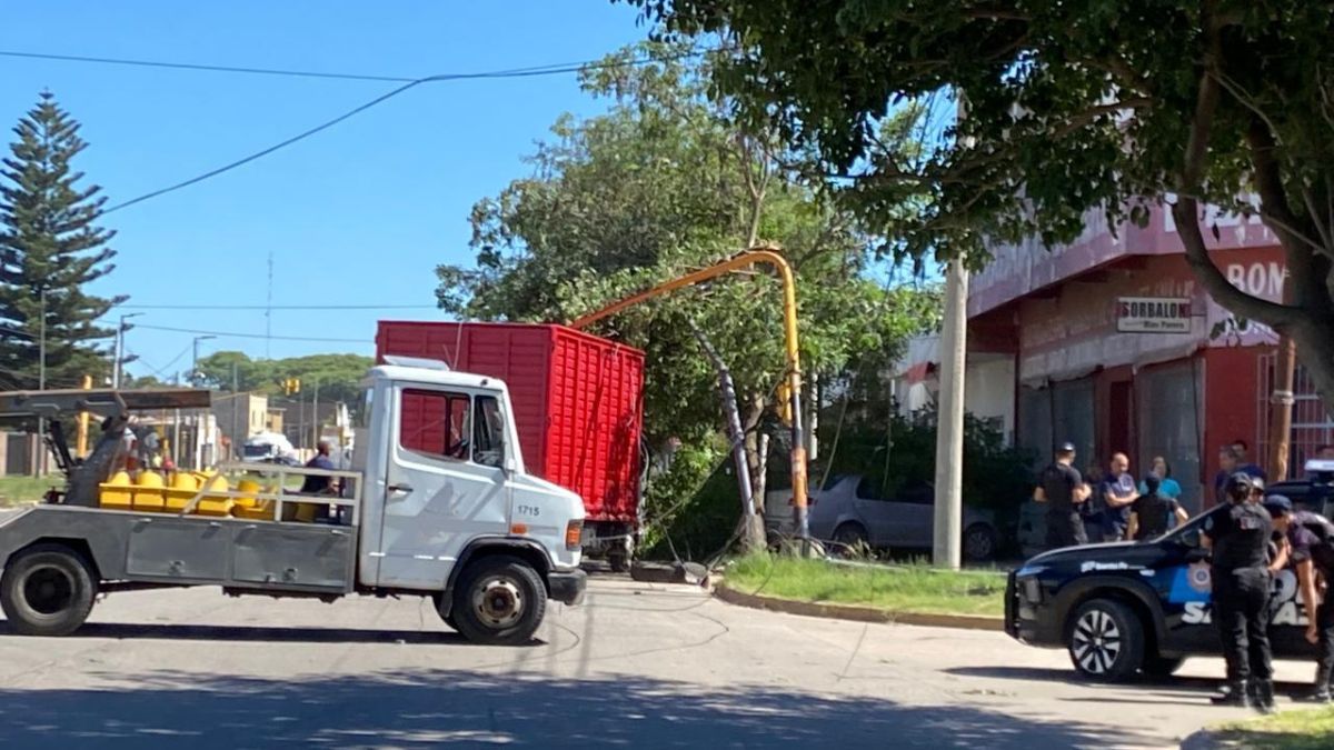 Un grave incidente dej&oacute; postes de alumbrado p&uacute;blico, sem&aacute;foros, &aacute;rboles ca&iacute;dos y hasta un auto da&ntilde;ado.