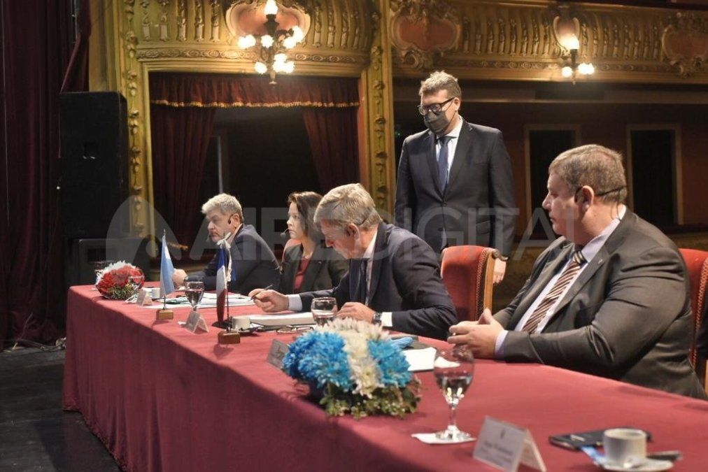 El convenio con la ciudad de Poitiers se firmó este miércoles en el Teatro Municipal.