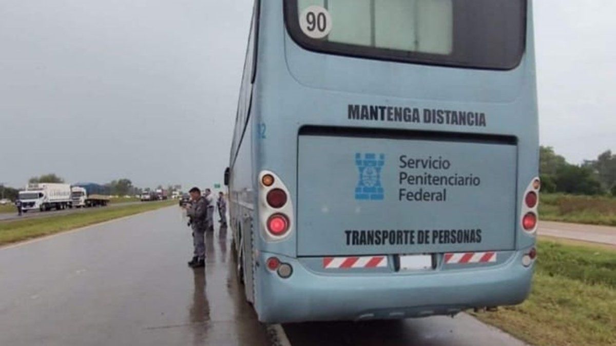 Un accidente con siete heridos involucró a un camión penitenciario que trasladaba a un miembro de Los Monos