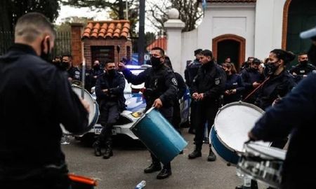 Policías de la bonaerense llaman a un nuevo paro, tras los anuncios de Axel Kicillof. Policías de la bonaerense llaman a un nuevo paro, tras los anuncios de Axel Kicillof.