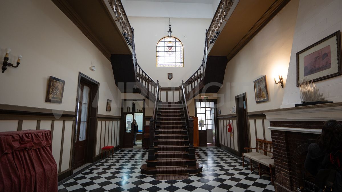 El hall de entrada de la Casa Bosch, donde hoy funciona el Liceo Municipal al que asisten alrededor de mil personas a aprender distintas disciplinas artísticas e idiomas.