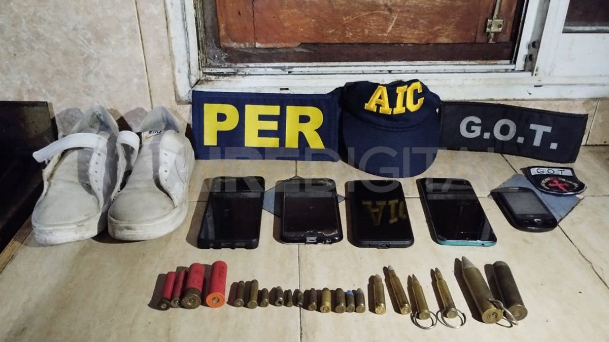 Zapatillas, municiones y celulares, parte de los elementos secuestrados.