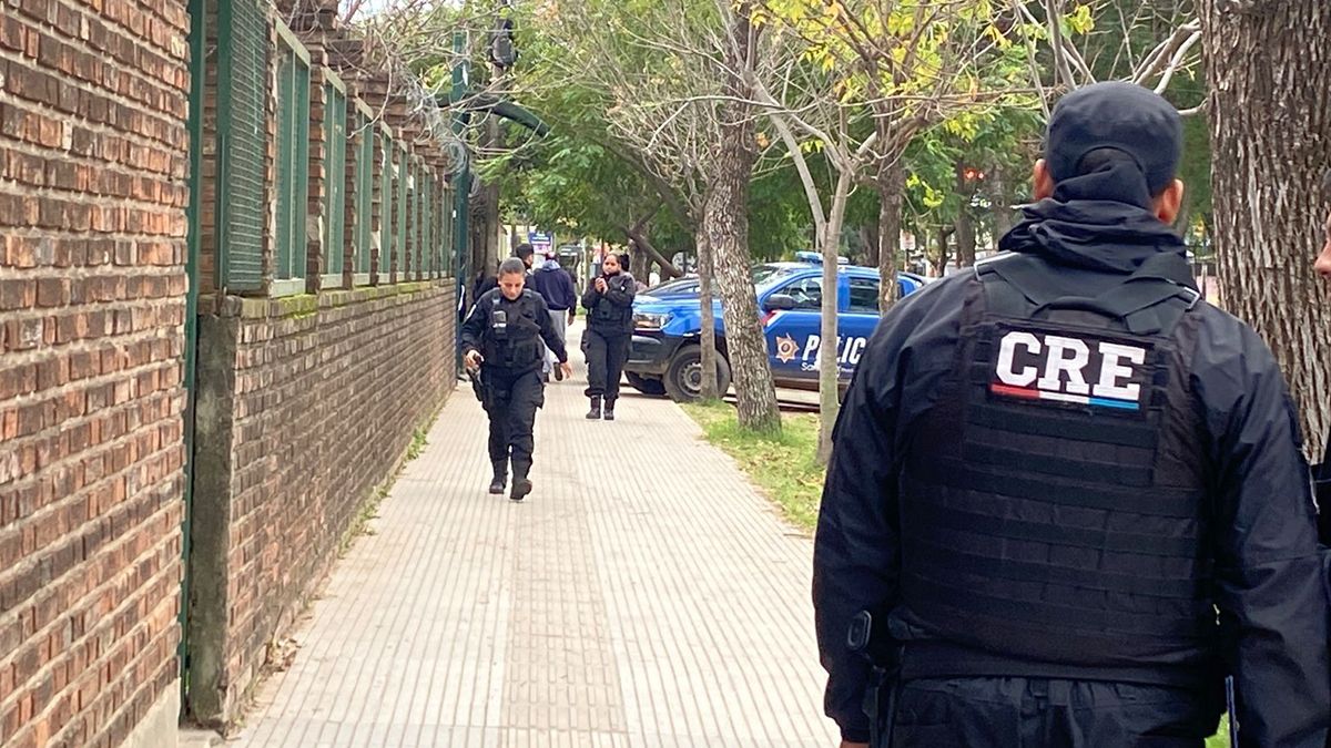Policías del Comando Radioeléctrico fuera del establecimiento educativo. 