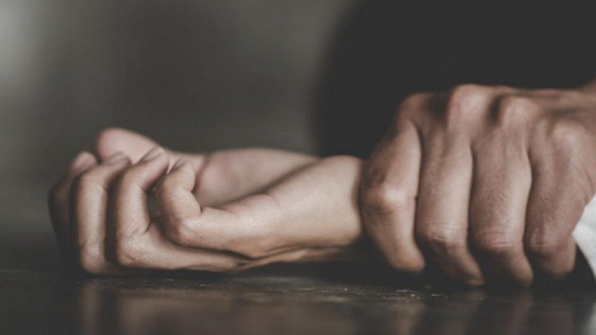 Hombre violaba a su hijastra mientras su pareja dormía.