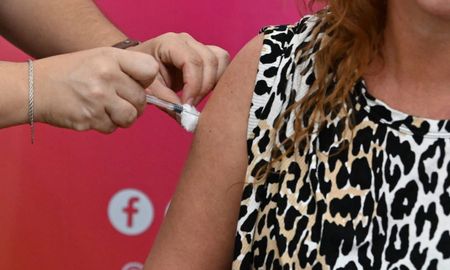 El Ministerio de Salud de Santa Fe informó que un total de 430.772 ciudadanos ya recibieron la dosis contra la gripe desde el inicio de la campaña en el mes de marzo. El Ministerio de Salud de Santa Fe informó que un total de 430.772 ciudadanos ya recibieron la dosis contra la gripe desde el inicio de la campaña en el mes de marzo.