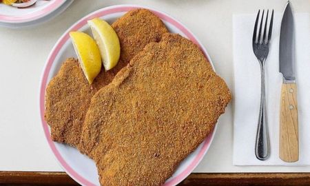 La milanesa de bife de chorizo en El Preferido de Palermo es uno de los platos más buscados por los comensales. La milanesa de bife de chorizo en El Preferido de Palermo es uno de los platos más buscados por los comensales.