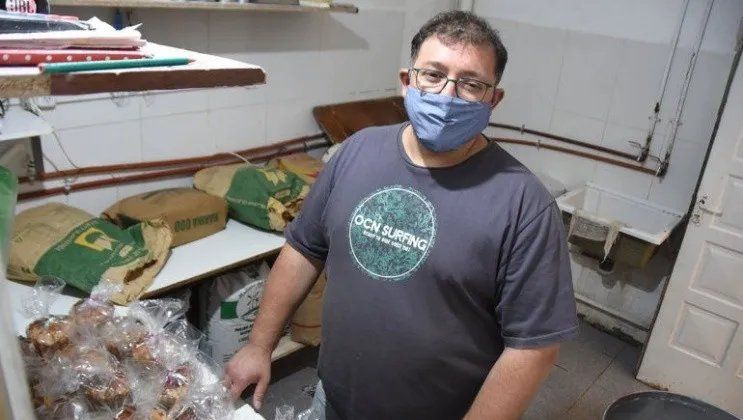 Jorge Alveal, es panadero hace 38 años y se sumó a la campaña solidaria por Navidad (Gentileza LM Neuquén).