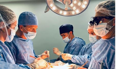 El equipo médico de Grupo MIT, encabezado por los doctores Luis Gaite y Leandro Pierini, realizó el trasplante hepático con éxito. El procedimiento contó con la colaboración de todo el equipo de la clínica, incluyendo al doctor Juan Vital, el doctor Enzo Giordano, la doctora Giombi y el instrumentista Gabriel Acevedo. El equipo médico de Grupo MIT, encabezado por los doctores Luis Gaite y Leandro Pierini, realizó el trasplante hepático con éxito. El procedimiento contó con la colaboración de todo el equipo de la clínica, incluyendo al doctor Juan Vital, el doctor Enzo Giordano, la doctora Giombi y el instrumentista Gabriel Acevedo.