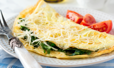 Omelette de claras con espinaca y con menos de 100 calorías. Omelette de claras con espinaca y con menos de 100 calorías.