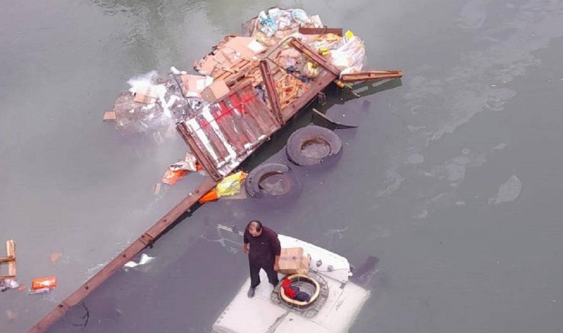 Un camión con mercadería perdió el control y cayó al río Neuquén desde el Tercer Puente