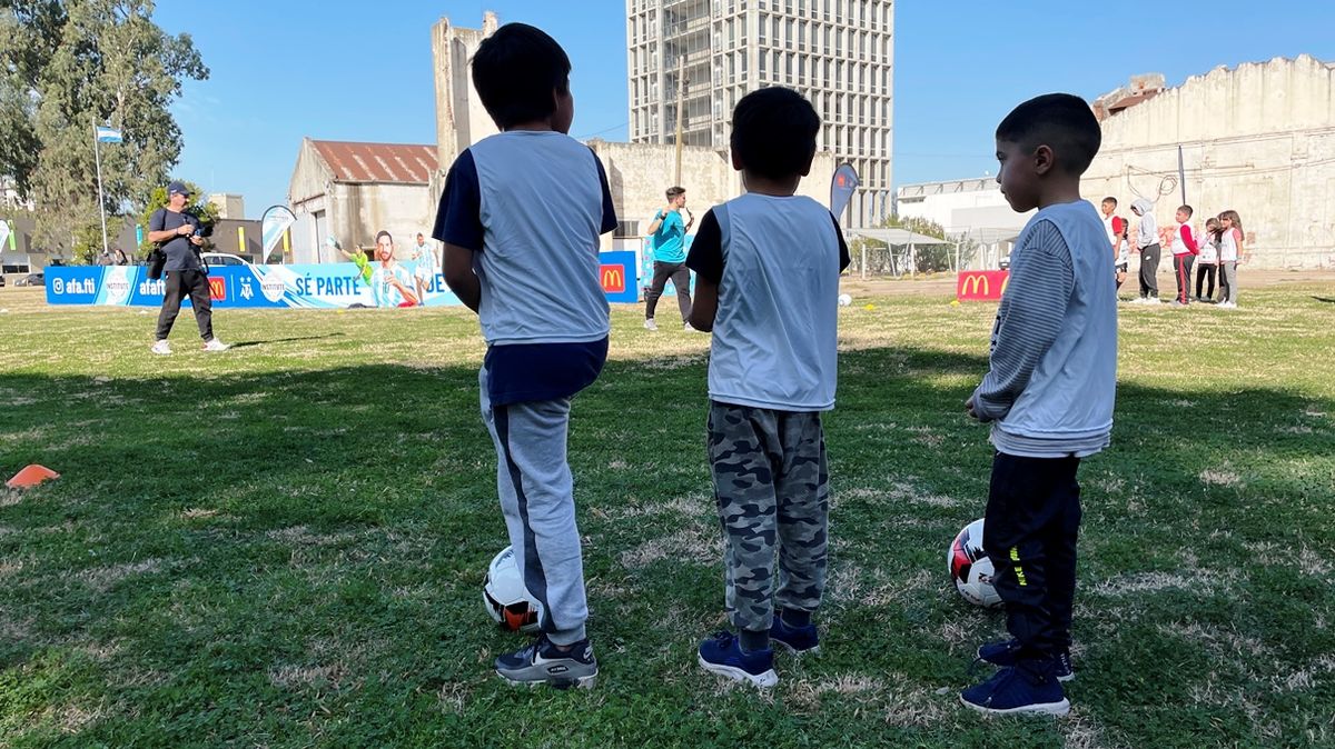 McDonald's organizó clínicas de fútbol y talleres de conciencia ambiental para niños y niñas de Santa Fe.