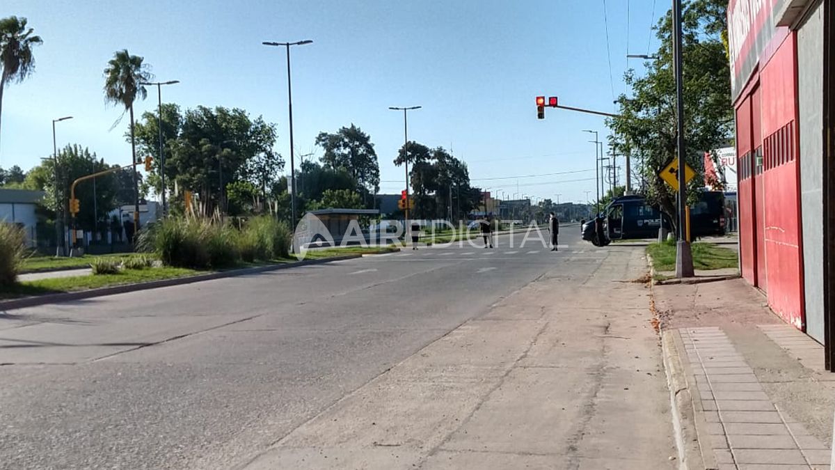 Motín en la cárcel de Las Flores: presos en los techos y detonaciones