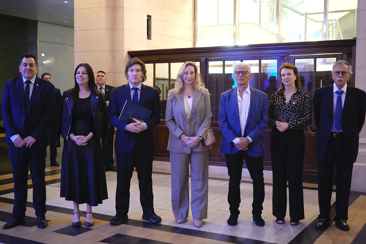 Javier Milei junto a miembros de su gabinete durante la inauguración del Palacio Libertad. Javier Milei junto a miembros de su gabinete durante la inauguración del Palacio Libertad.