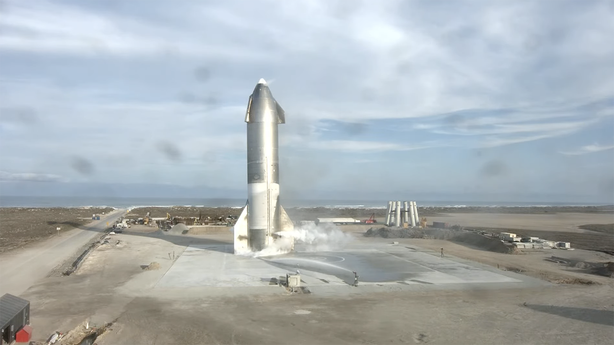 El prototió SN10 de Starship explotó luego de lograr un aterrizaje vertical.