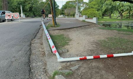 Derrumbaron por tercera vez el delimitador de altura del puente del Parque Garay. Derrumbaron por tercera vez el delimitador de altura del puente del Parque Garay.